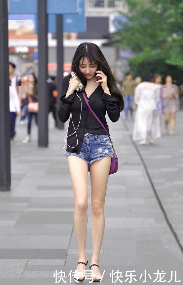 曲线|小模特搭配青春气质的热裤，彰显身材曲线成熟魅力！