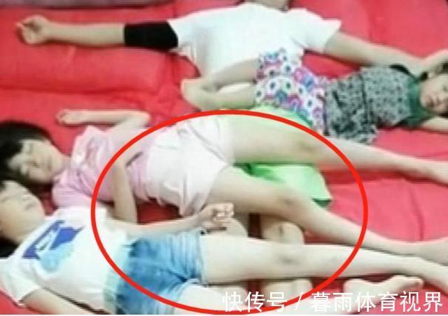 行为|爸爸与女儿们在床上躺着,却发生“越界”行为,网友:咋当爹的?