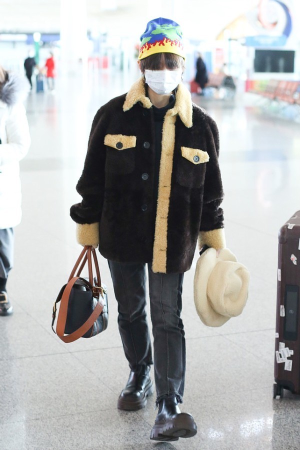 周笔畅真挺皮的, 戴着花帽子出门, 感觉很有儿童感, 真挺嫩的