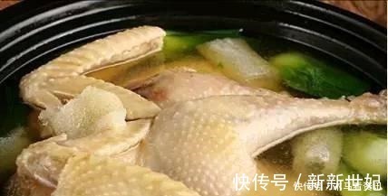 炖鸡汤,很多人第一步就错了,难怪鸡肉又柴又腥,汤不浓也不好喝