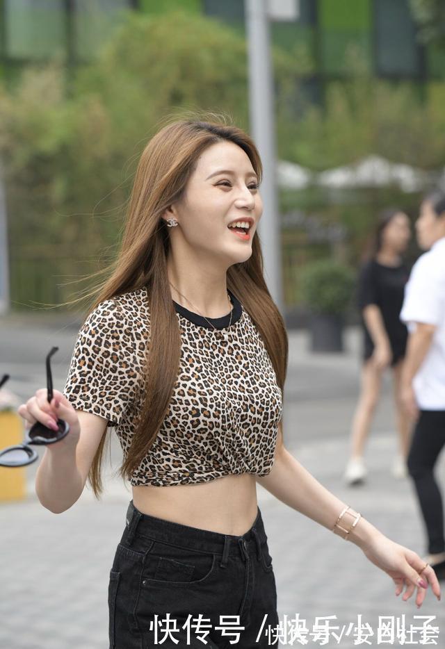 牛仔短裤 豹纹短袖和牛仔短裤,让美女更显瘦,展现苗条身材