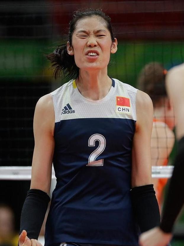 排球|北京女排21岁小将因高颜值爆红,浓妆艳抹上场比赛,被批不敬业?
