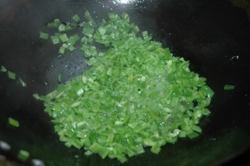 好吃又好看的青椒炒蛋,香气浓郁、营养丰富,成本只要几块钱!