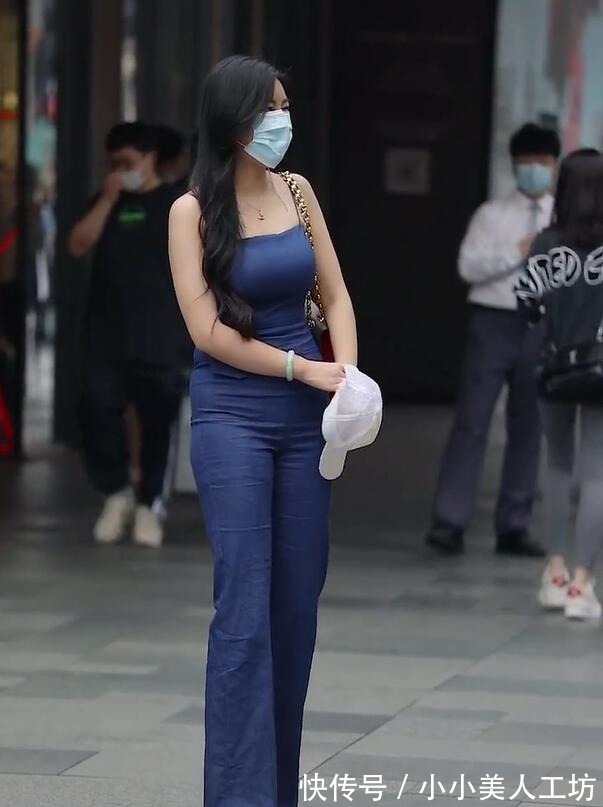 美女|喇叭裤美女很耐看,轻熟也大胆尝试的花样!