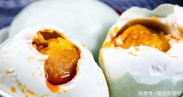 水泡|腌咸鸭蛋别用盐水泡了,懂得合理做法,半个月就能吃,剥壳直流油