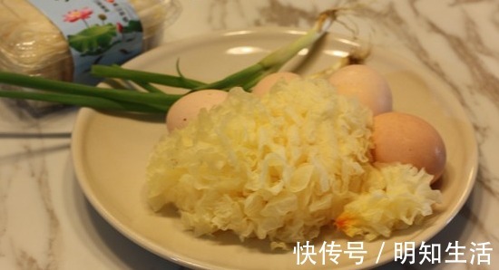 银耳炒鸡蛋|它跟鸡蛋一起炒,营养美味,每周吃三次,还能给肠胃洗个澡!