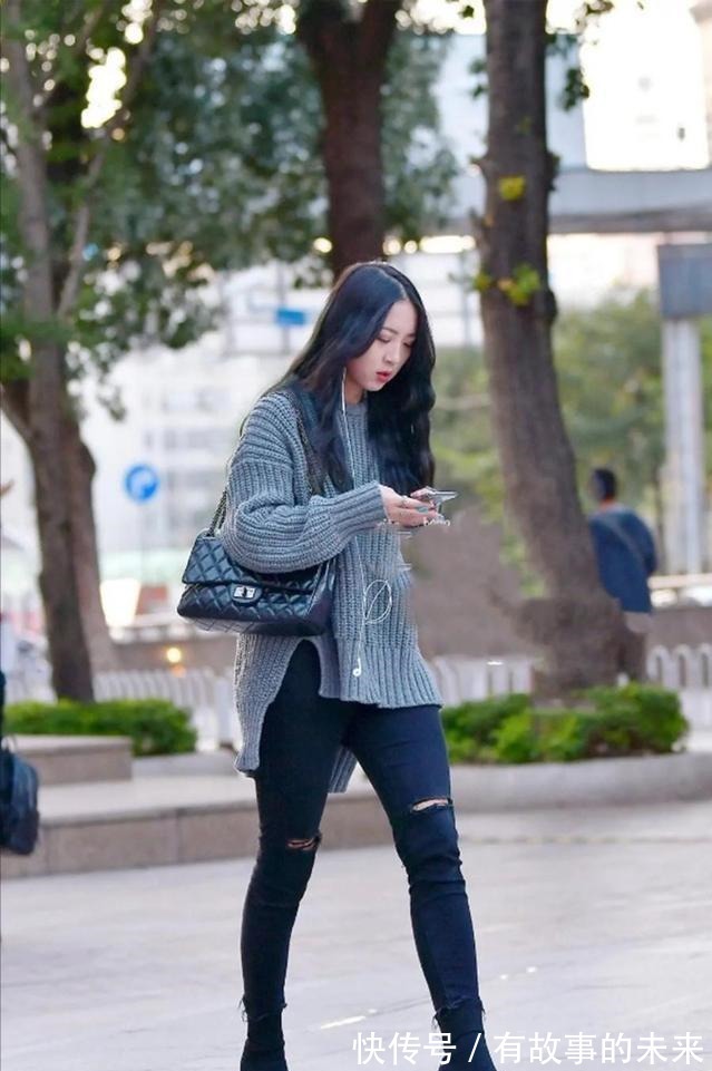 灰色 学生党怎么搭配灰色毛衣能显白的气质，还很显瘦！