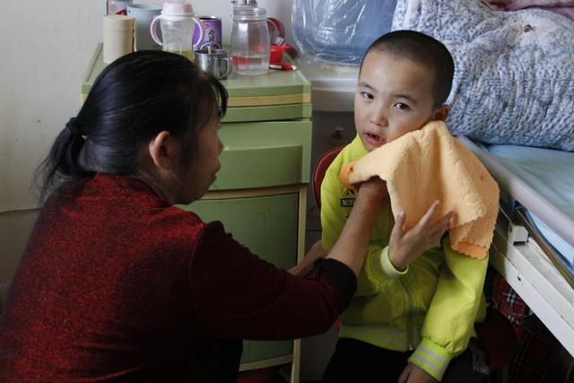 军军|孙子连续发高烧,奶奶以为着凉仅喂退烧药,结果害了孩子一辈子