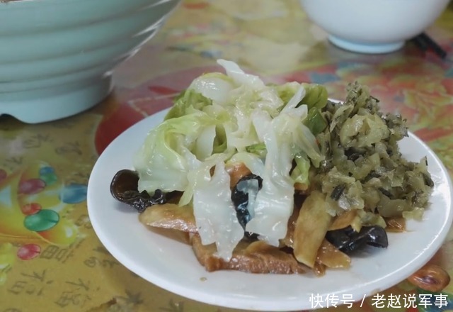 无锡乡镇上的早酒馆,3元一碟小菜配白酒,80岁大爷一顿喝半斤