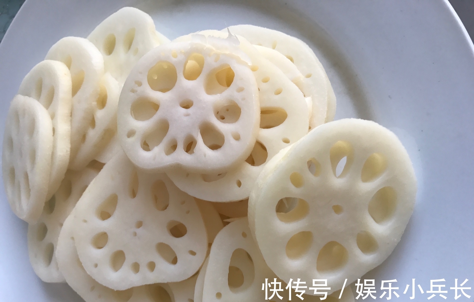 下饭|教你家常美味的腊肠炒藕片,解馋下饭又营养好吃,一大盘都不够吃