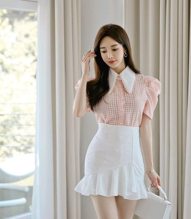 镂空|女神孙允珠高清时尚搭配：云霓冰纯桃蜜镂空雕花百褶裙