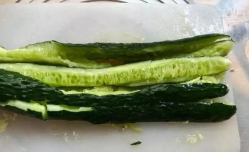 拍黄瓜时先放盐还是后放盐?大部分人做错了,难怪黄瓜一点也不脆
