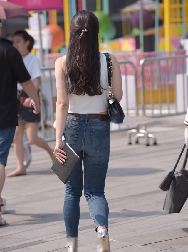 紧身裤 打底裤彰显时尚美女大气优雅,很经典的款式,非常修身
