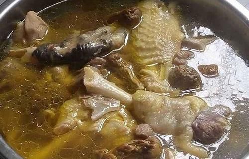 炖鸡汤时，直接加水炖大错特错，多加一步，鸡汤鲜美营养