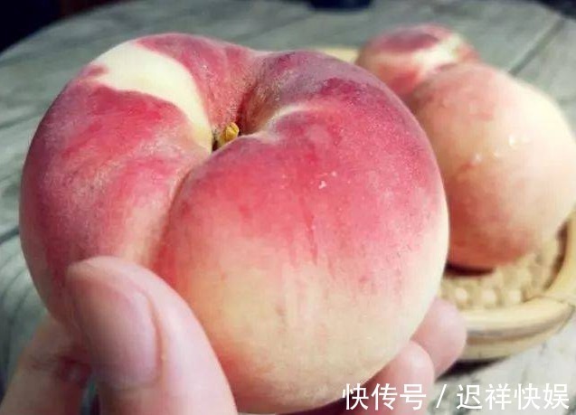 买桃子，不要只会挑大个儿的，学会挑选技巧，桃子又甜又多汁