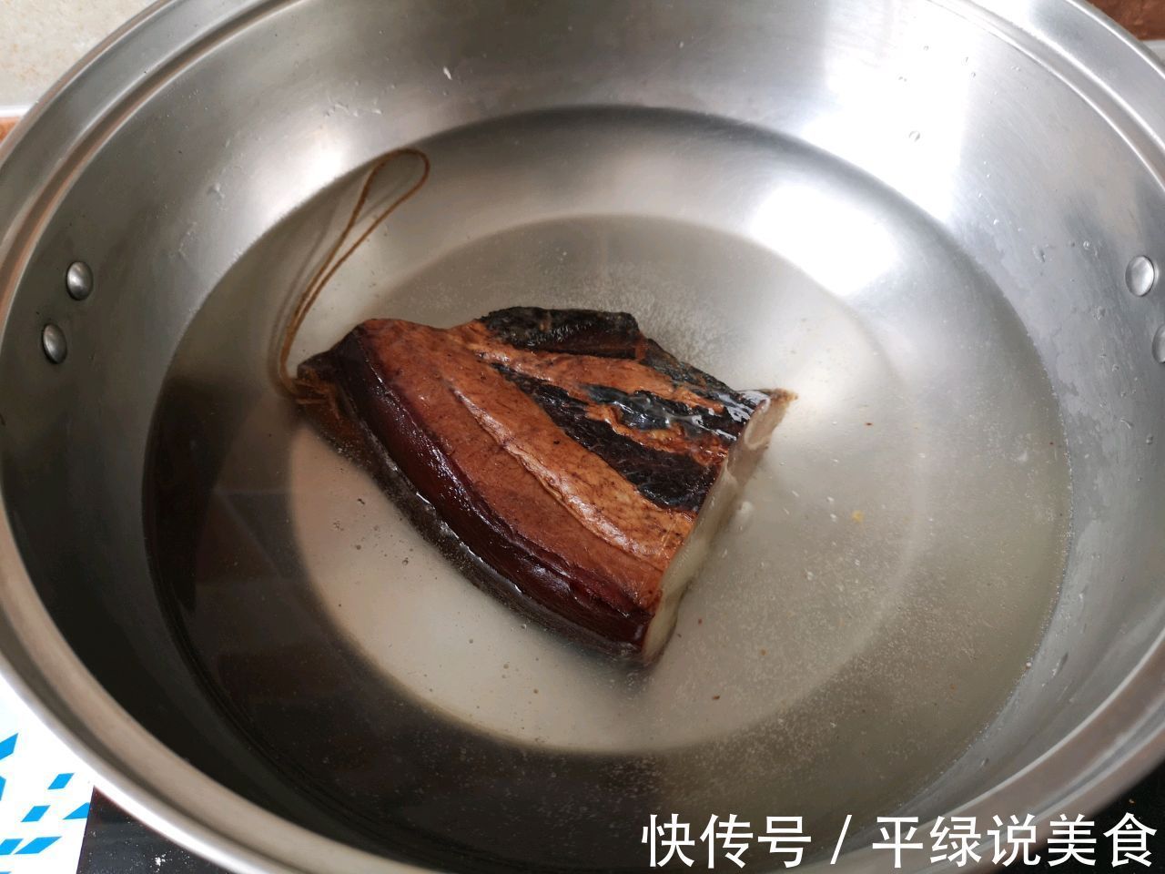把腊肉跟萝卜搭配在一起,上锅一蒸,肥而不腻真健康