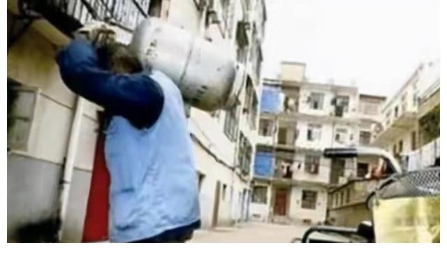 湖北工人拾到一棄嬰，扛煤氣罐供孩子讀博，24年后親生父母找上門