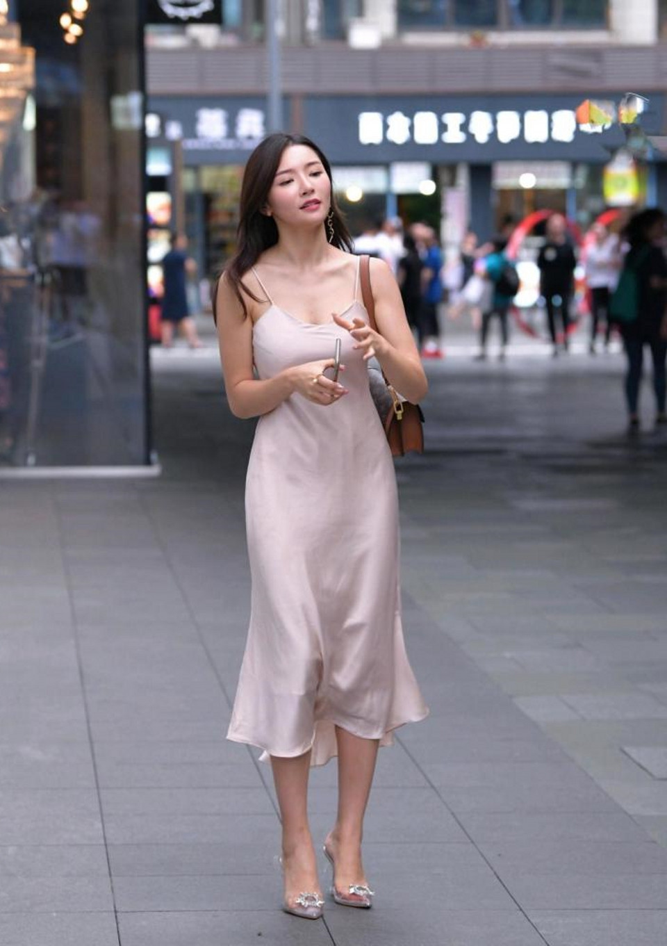 米色连衣裙的小姐姐, 身材十分的苗条