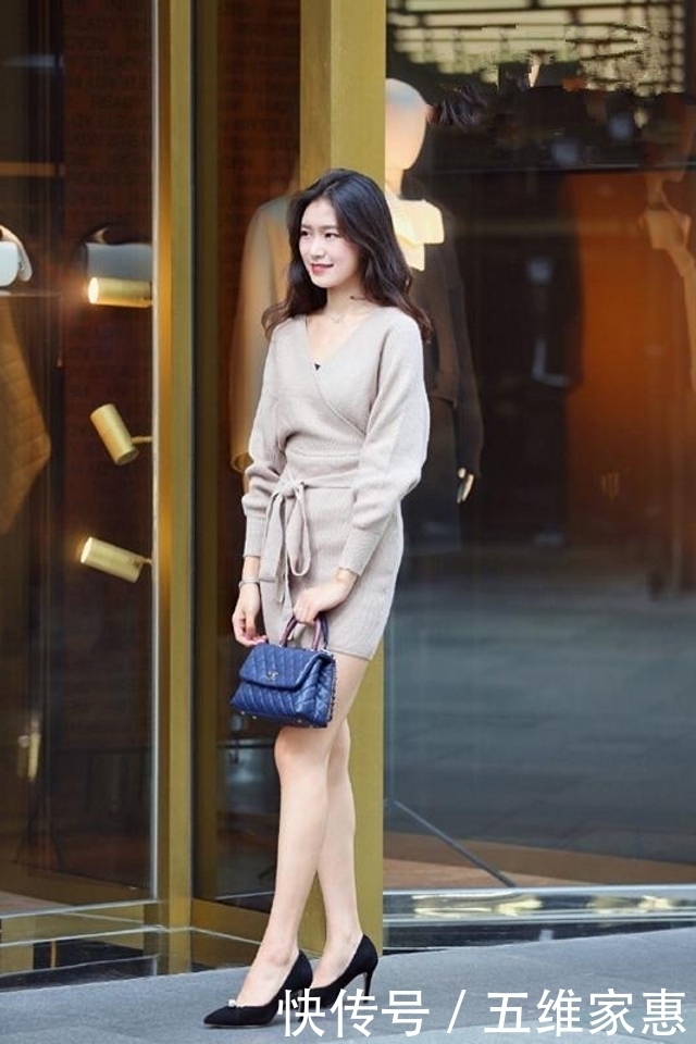 路人街拍,美女白色瑜伽裤搭配粉红色短袖,呈现女人魅力