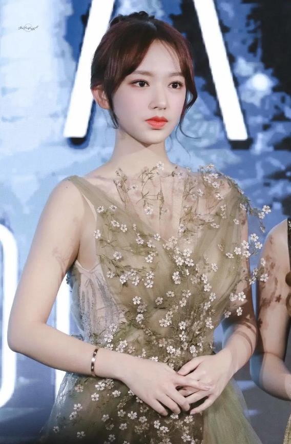 lis程潇Lisa同为韩国偶像，都被称“人间芭比”，谁的颜值更符合