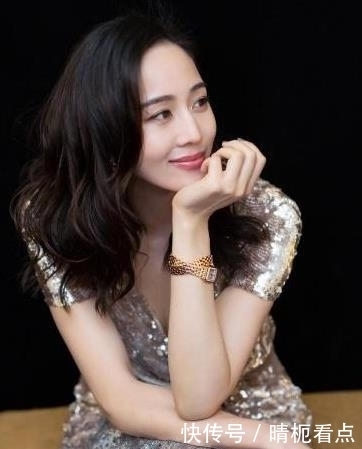 戚薇|戚薇撞衫张钧甯,两人同穿亮片“浴袍”,却输在了“漫画发型”