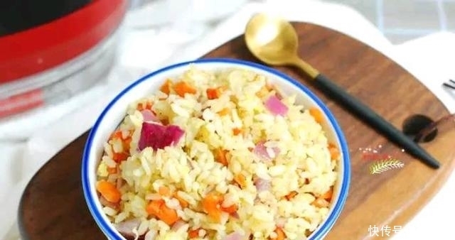  蛋炒饭什么时候放鸡蛋？大厨来告诉你，蛋炒饭的正确做法