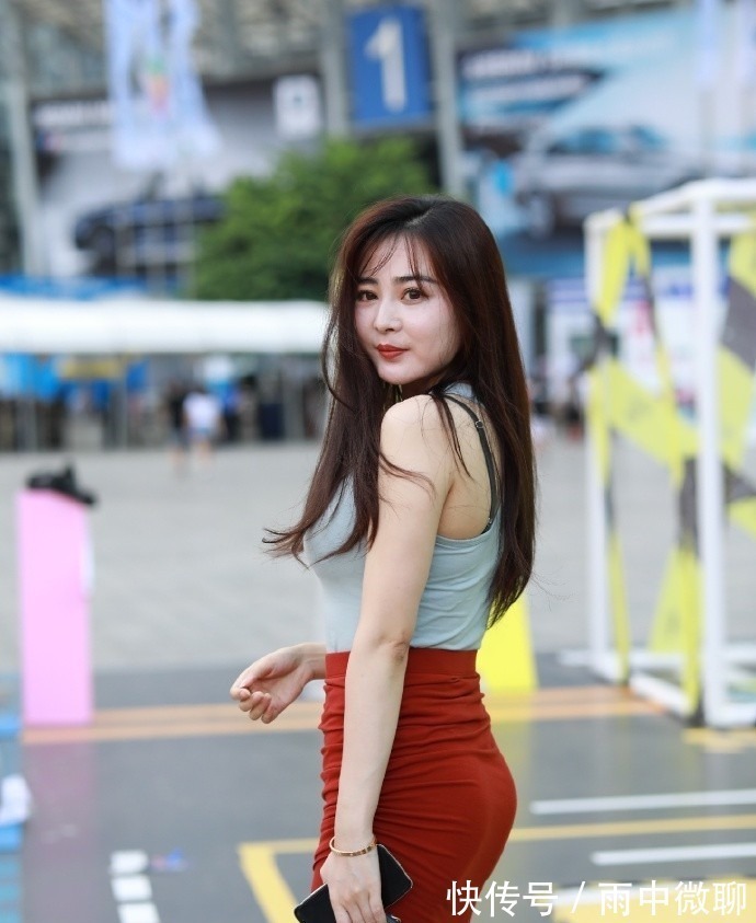 小姐姐 踩着“铁丝网”逛街,还走的这么快,不怕把脚“弄伤”吗