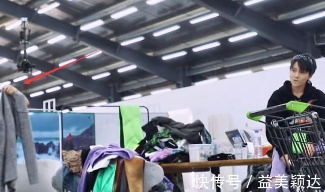 《潮流合伙人》最无存在感的嘉宾,全程坐在角落,一点忙都不帮