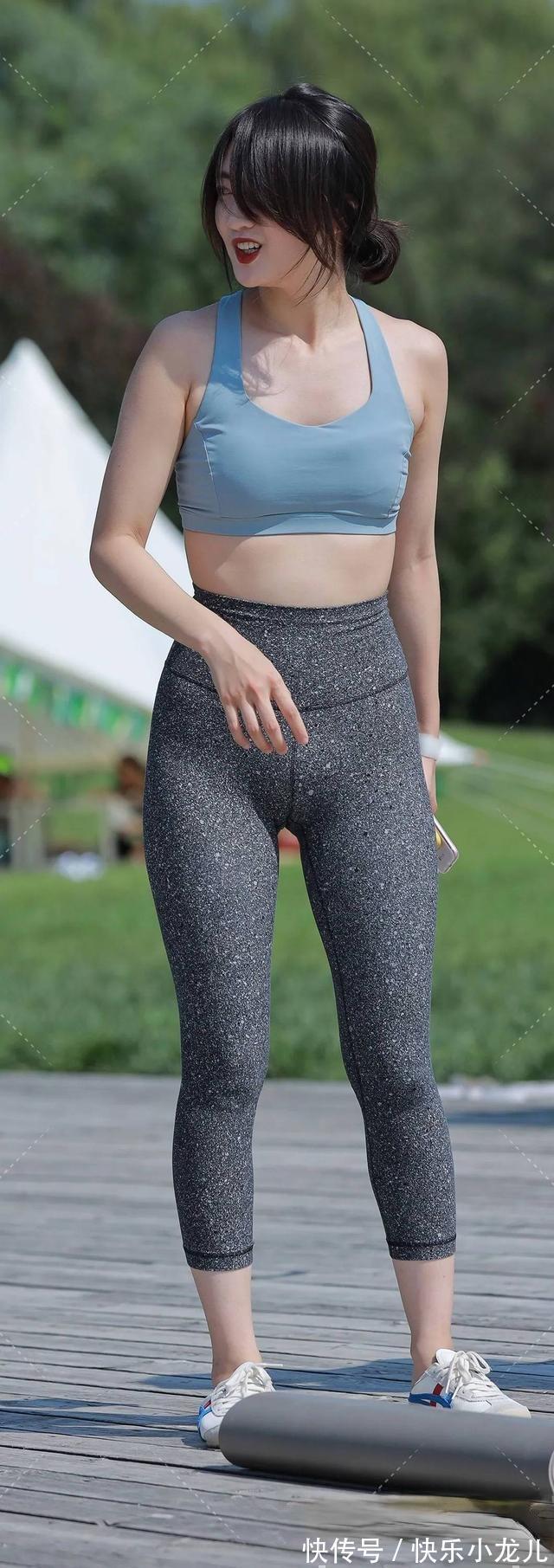 高级感 简单搭配的打底裤展现女人时尚气场,清爽优雅一步到位,活力十足