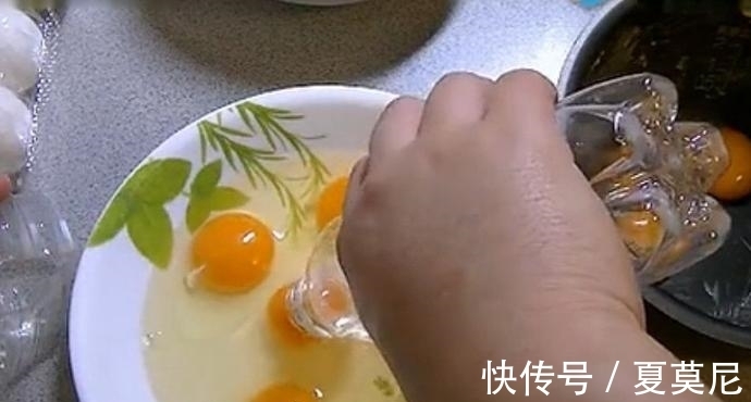 电饭锅|小伙将几十个个鸡蛋黄放到电饭锅里煮,出锅后,十分的惊艳