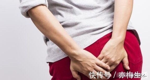 子宫|孕妇子宫中羊水较少时，可能身体会有3个变化，为小宝贝了解下