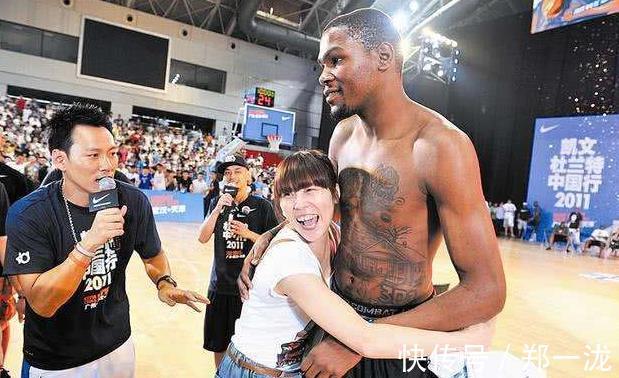 奥尼尔|NBA球星跟女粉丝合影都啥样?杜兰特显羞涩 詹皇有风度
