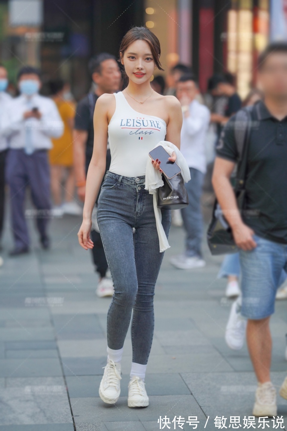 穿搭 个性的女生,单吊带衫配灰色牛仔裤,穿搭的时尚又抢镜