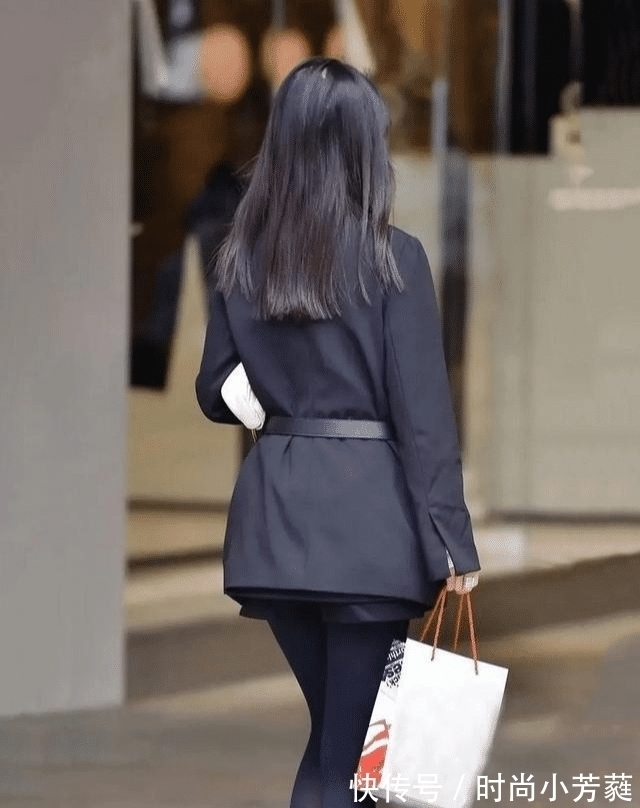 西装革履 简约职场穿搭,西装革履+黑裤袜打底,轻松搭起时尚风范