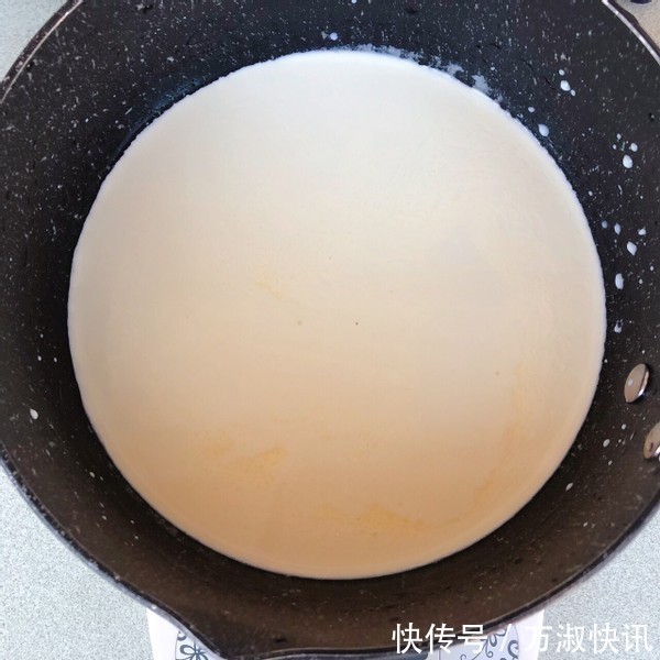 牛奶要过期了别扔,加点淀粉锅里一倒,香甜Q弹,太好吃了