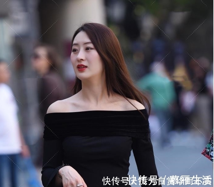 牛仔裤 一字肩丝绒上衣搭配米色牛仔裤,增添了几分高贵感