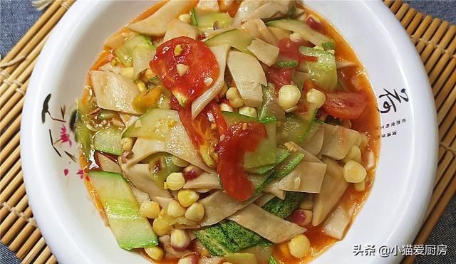香葱葱白|教你用杏鲍菇和黄瓜还有西红柿一起炒来吃，清香鲜美，营养又好吃