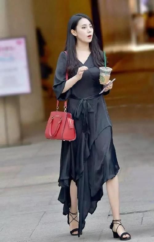 美女搭配一双黑色的小高跟鞋穿出去回头率满满，又非常的新潮时尚