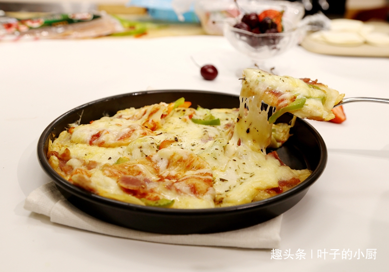 平底锅怎么做披萨不用揉面一次成功,几分钟就出锅,比买的还香