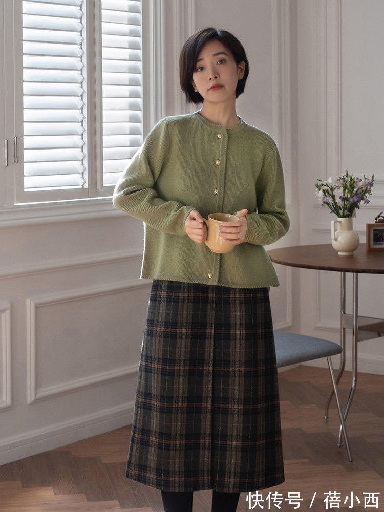 矮领 冬季少穿“紧身衣”,这3种毛衣更实用,优雅温柔还自带气质美