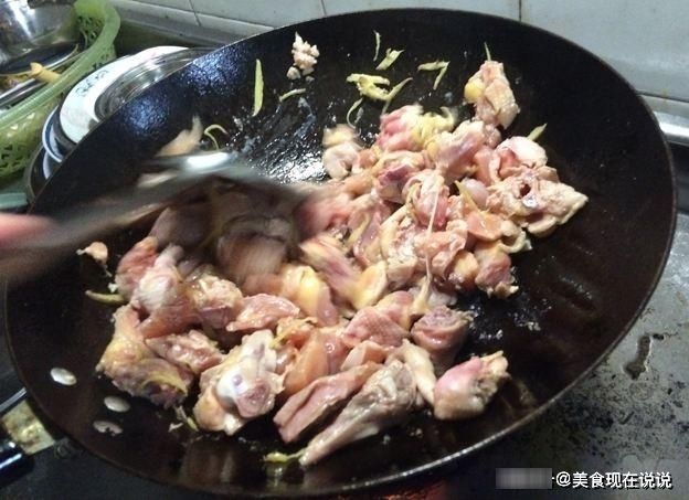 炒鸡肉时，先加盐还是后加盐？大厨：牢记“3点”，鸡肉香嫩入味