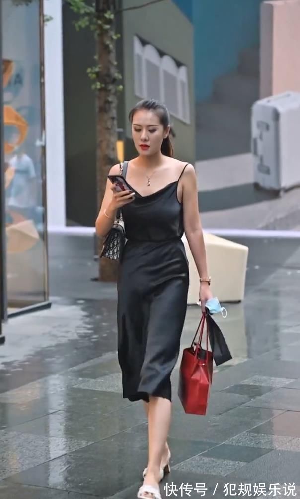 女人味 独具一格的真丝裙,小吊带看着像挂上去的一样