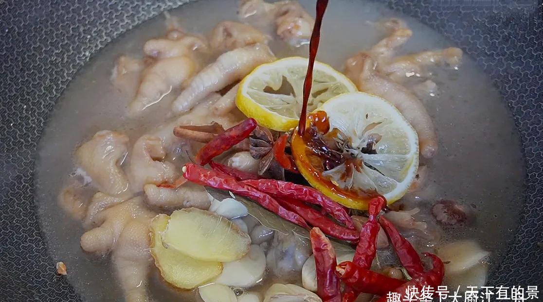 鸡爪去骨头原来这么简单,3分钟去除干净,吃鸡爪跟吃肉一样解馋