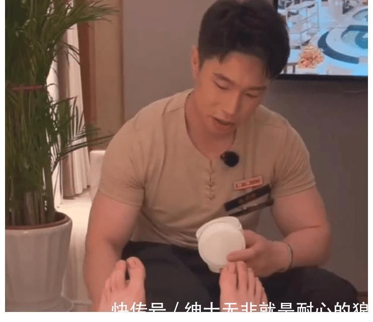 王九龙|王九龙提前曝光《德云斗笑社》内容:孟鹤堂、烧饼等集体化身捏脚技师