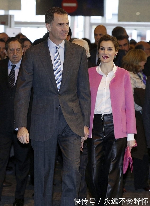 王后|西班牙王后“皮革”穿搭真时髦!粉色夹克搭九分裤,尽显高级范!