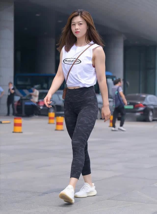 链条包|黑色紧身裤搭配链条包, 时尚感十足, 抓人眼球