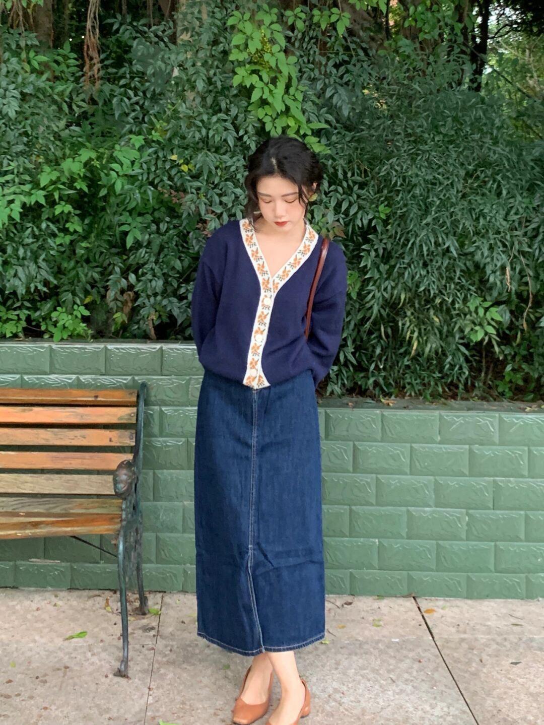 黑色|普通人也适合穿的风格,棕色衬衫+黑色牛仔裤,保暖又时尚!