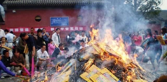 香火|五台山香火最旺的五爷庙，烧香磕头都要排队，游客惊呼：五爷是谁