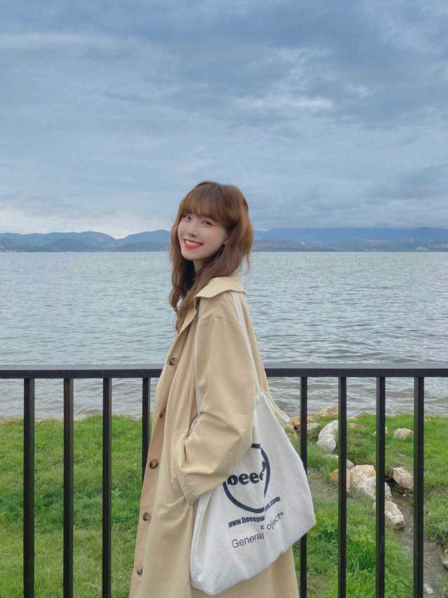 穿搭|这是我见过最洋气的通勤穿搭:风衣搭配牛仔裤,很实用又高级洋气