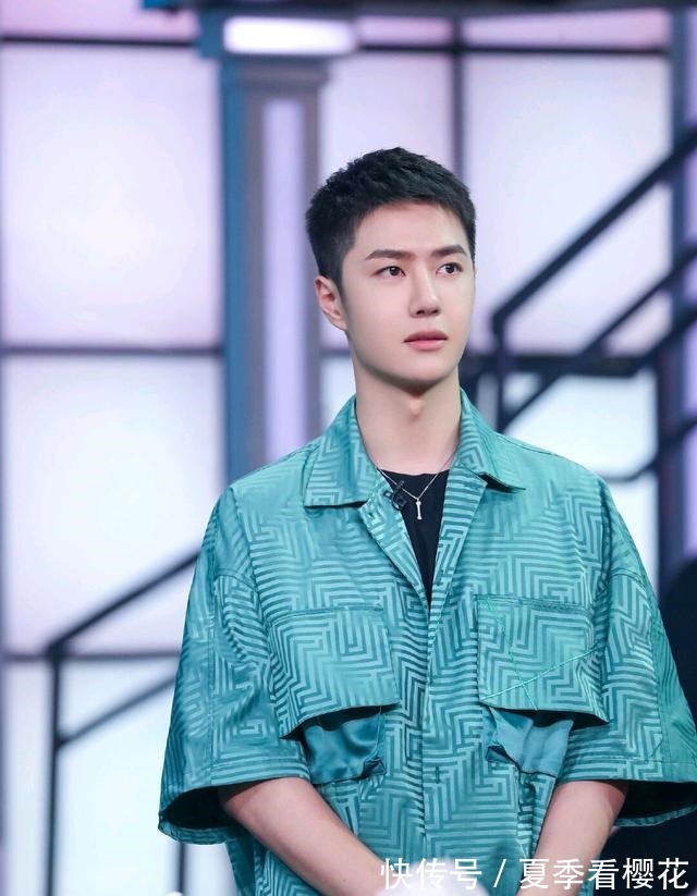 偶像剧|追星名场面!李一桐当众表白王一博,她眯眼甜笑,他的反应成亮点